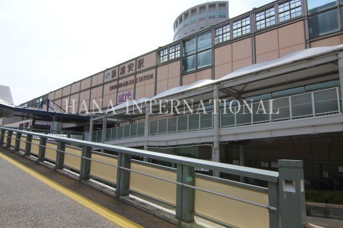 近くの新浦安駅まで942m（徒歩12分）