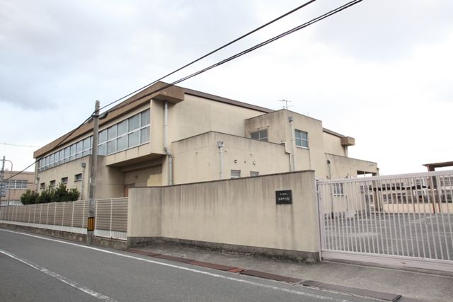 近くの楠根中学校まで221m(徒歩3分)