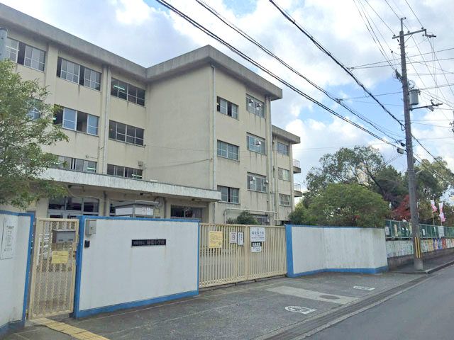 近くの楠根小学校まで273m(徒歩4分)