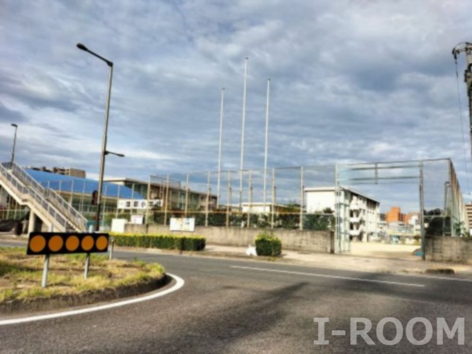 近くの松山市立雄郡小学校まで325m（徒歩5分）
