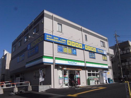 近くのファミリーマート 太田窪二丁目店まで195m（徒歩3分）