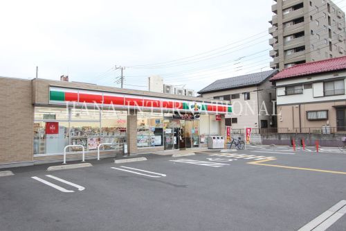 近くのコンビニまで726m（徒歩10分）