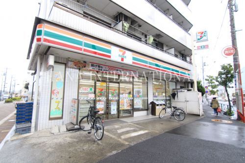 近くのコンビニまで566m（徒歩8分）