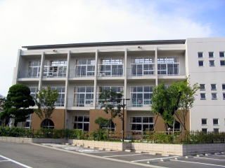 近くの岡垣町立山田小学校まで727m（徒歩10分）