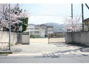 近くの孔舎衙小学校まで1,121m(徒歩15分)