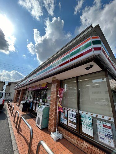 近くのセブン-イレブン 足立六町1丁目店まで315m(徒歩4分)