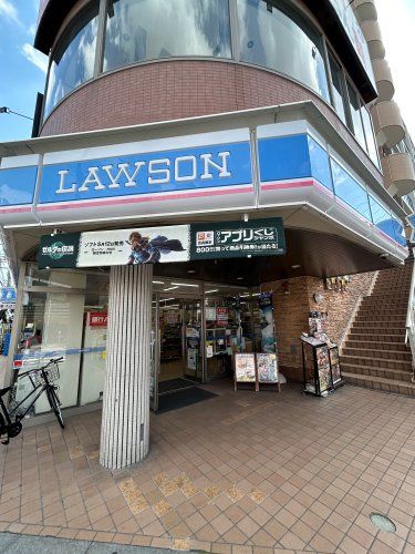 近くのローソン 足立六町駅前店まで243m(徒歩4分)
