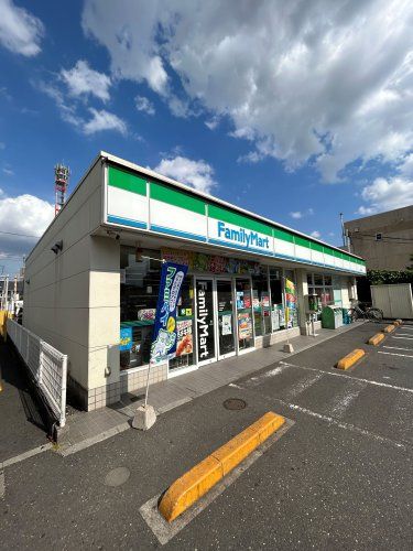 近くのファミリーマート六町駅前店まで370m(徒歩5分)