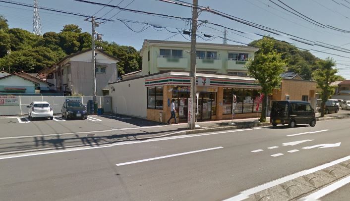近くのセブンイレブン 横須賀小矢部3丁目店まで527m（徒歩7分）