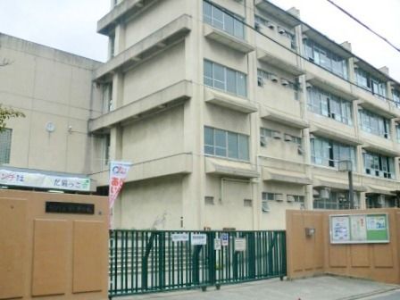 近くの錦中学校まで580m(徒歩8分)