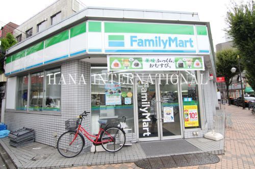 近くのファミリーマートまで455m（徒歩6分）