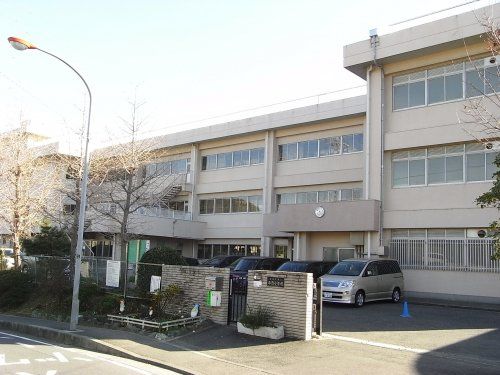 近くの横須賀市立衣笠小学校まで257m（徒歩4分）