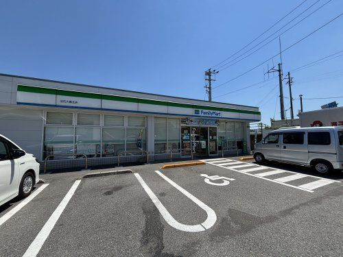 近くのファミリーマート 法花大橋北店まで422m（徒歩6分）