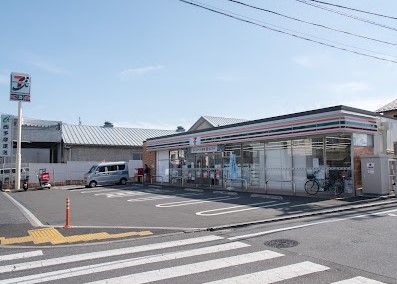 近くのコンビニまで670m（徒歩9分）