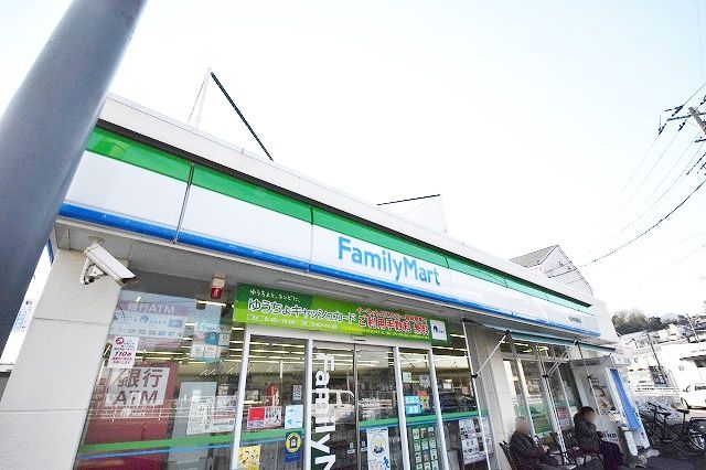 近くのファミリーマート 日吉本町駅前店まで518m(徒歩7分)