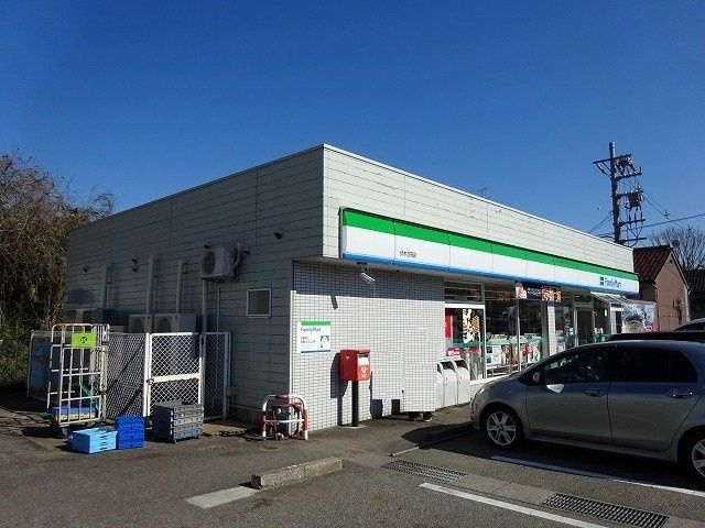 近くのファミリーマート 伏木古府店まで590m（徒歩8分）