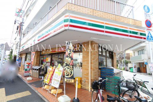 近くのコンビニまで356m（徒歩5分）