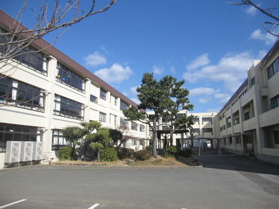 近くの徳島市立加茂名中学校まで600m（徒歩8分）