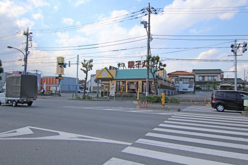 近くの飲食店まで792m（徒歩10分）