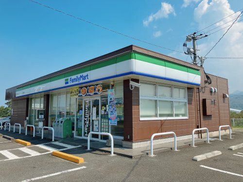 近くのファミリーマート文化町店まで1,299m（徒歩17分）