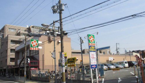 近くのライフ豊中店まで279m（徒歩4分）