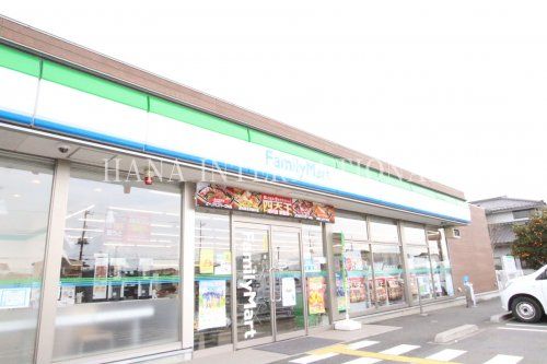 近くのファミリーマートまで589m（徒歩8分）
