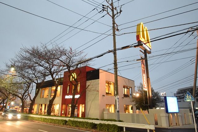 近くのマクドナルド 十日市場店まで983m（徒歩13分）