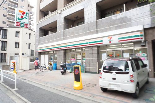 近くのセブンイレブン 浦和岸町7丁目店まで461m（徒歩6分）