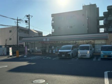 近くのコンビニまで471m（徒歩6分）