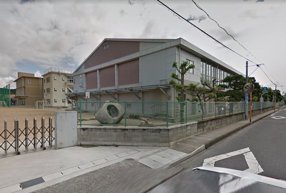 近くの岡山市立伊島小学校まで590m（徒歩8分）
