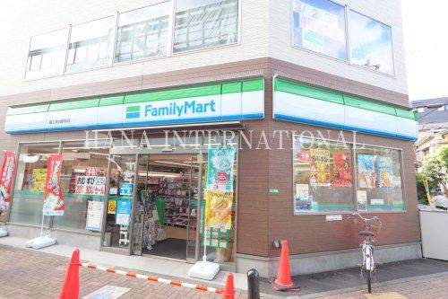 近くのファミリーマートまで1,022m（徒歩13分）