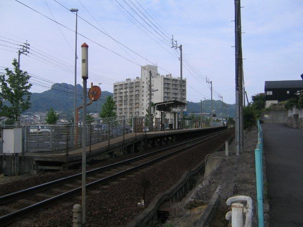 近くのＪＲ高徳線古高松南駅まで1,007m（徒歩13分）