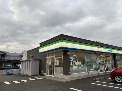 近くのファミリーマート 西条小松新屋敷店まで853m（徒歩11分）