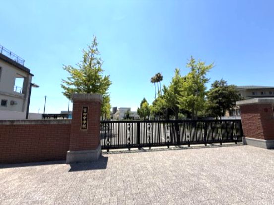 近くの富田中学校まで1,296m（徒歩17分）