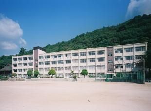 近くの神戸市立山田中学校まで2,376m(徒歩30分)