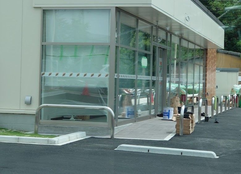 近くのコンビニまで502m（徒歩7分）