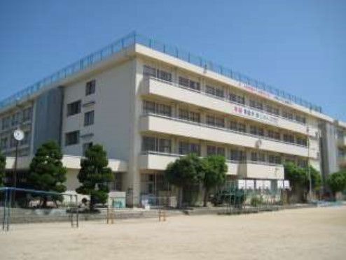 近くの小学校まで609m（徒歩8分）