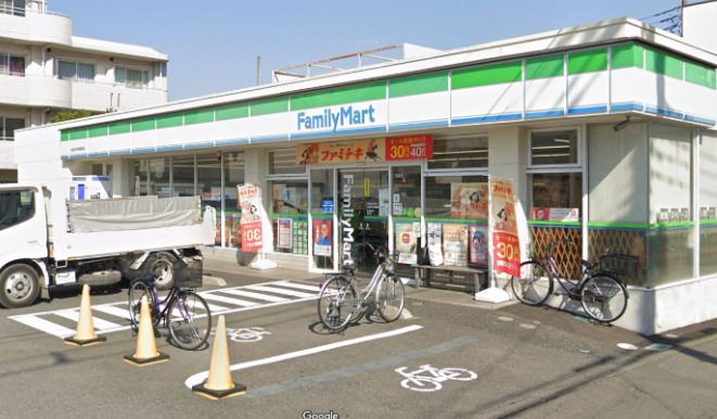 近くのコンビニまで695m（徒歩9分）