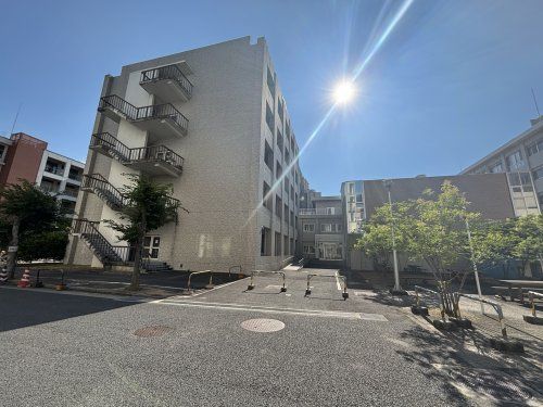 近くの国立徳島大学医学部まで1,221m（徒歩16分）