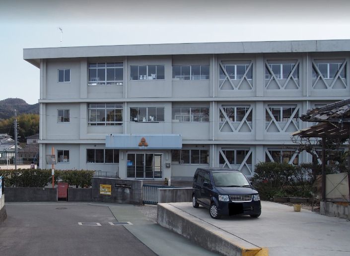 近くの江田島市立中町小学校まで1,590m（徒歩20分）