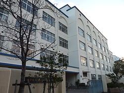 近くの神戸市立本山中学校まで591m(徒歩8分)