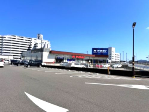 近くのキョーエイ沖洲市場店まで632m(徒歩8分)