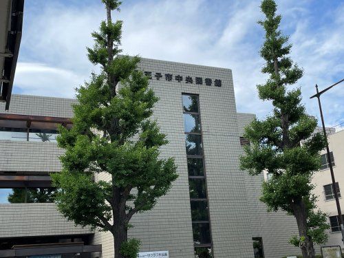 近くの八王子市中央図書館まで3,502m（徒歩44分）