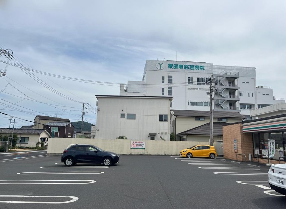 近くの医療法人薬師寺慈恵病院まで979m(徒歩13分)