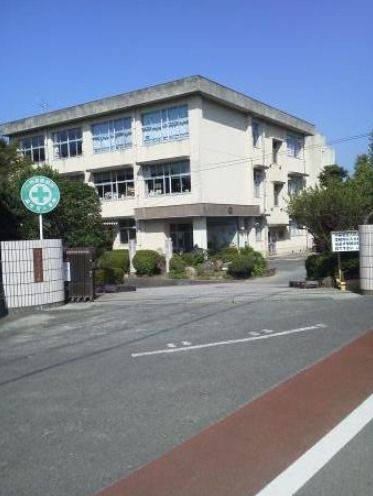 近くの熊本市立麻生田小学校まで1,127m（徒歩15分）