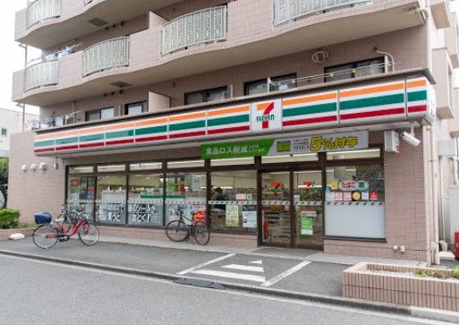 近くのコンビニまで711m（徒歩9分）