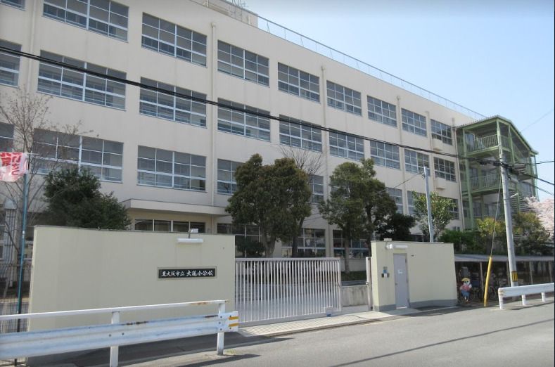 近くの東大阪市立大蓮小学校まで821m(徒歩11分)