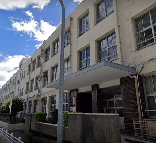 近くの大阪市立加美小学校まで729m(徒歩10分)