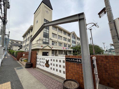 近くの神戸市立六甲小学校まで6,475m(徒歩81分)