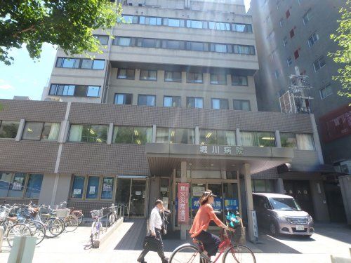 近くの堀川病院まで743m(徒歩10分)